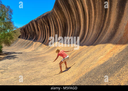 Young woman enjoying surfant sur la vague Rock, une formation rocheuse naturelle qui a la forme d'un grand océan vagues de rupture, en Hyden, ouest de l'Australie. Happy Funny Girl in Australian Outback. Banque D'Images