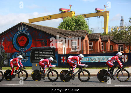 Team Katusha (Fédération) cycle passé pro-britanniques de peintures murales loyalistes à l'est au cours de la pratique de Belfast avant la session 2014 Tour d'Italie cycliste à Belfast (Irlande du Nord), 09 mai 2014. Belfast est l'hôte du Giro d'Italia (Grande Grand Départ Partenza) avec trois jours d'action vélo du 9 au 11 mai 2014. Banque D'Images