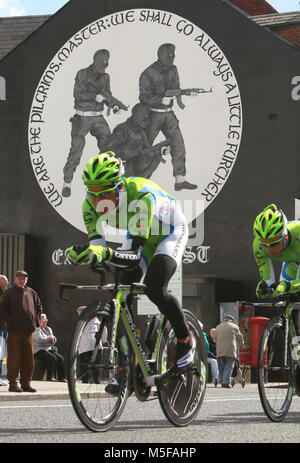 Team Cannondale (ITA) cycle passé pro-britanniques de peintures murales loyalistes à l'est au cours de la pratique de Belfast avant la session 2014 Tour d'Italie cycliste à Belfast (Irlande du Nord), 09 mai 2014. Belfast est l'hôte du Giro d'Italia (Grande Grand Départ Partenza) avec trois jours d'action vélo du 9 au 11 mai 2014. Banque D'Images