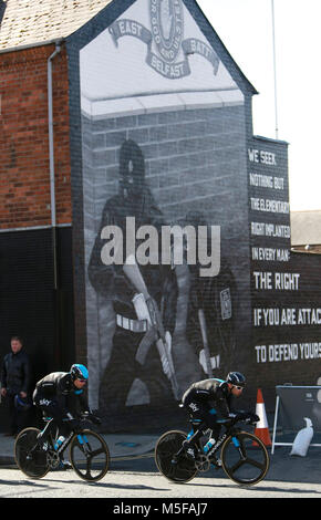 L'équipe Sky (GBR) cycle passé pro-britanniques et loyalistes Titanic Belfast est de peintures murales au cours de la pratique avant la session 2014 Tour d'Italie cycliste à Belfast (Irlande du Nord), 09 mai 2014. Belfast est l'hôte du Giro d'Italia (Grande Grand Départ Partenza) avec trois jours d'action vélo du 9 au 11 mai 2014. Banque D'Images