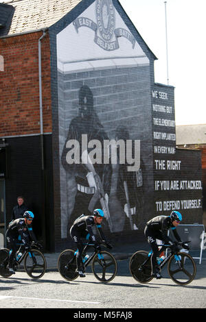 L'équipe Sky (GBR) cycle passé pro-britanniques et loyalistes Titanic Belfast est de peintures murales au cours de la pratique avant la session 2014 Tour d'Italie cycliste à Belfast (Irlande du Nord), 09 mai 2014. Belfast est l'hôte du Giro d'Italia (Grande Grand Départ Partenza) avec trois jours d'action vélo du 9 au 11 mai 2014. Banque D'Images