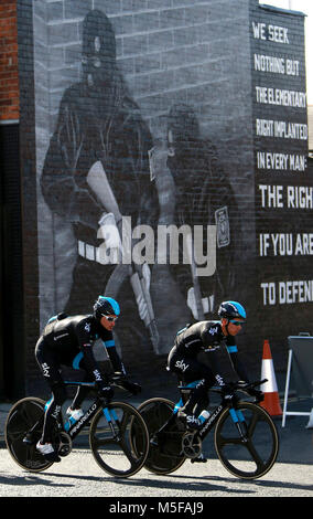 L'équipe Sky (GBR) cycle passé pro-britanniques et loyalistes Titanic Belfast est de peintures murales au cours de la pratique avant la session 2014 Tour d'Italie cycliste à Belfast (Irlande du Nord), 09 mai 2014. Belfast est l'hôte du Giro d'Italia (Grande Grand Départ Partenza) avec trois jours d'action vélo du 9 au 11 mai 2014. Banque D'Images