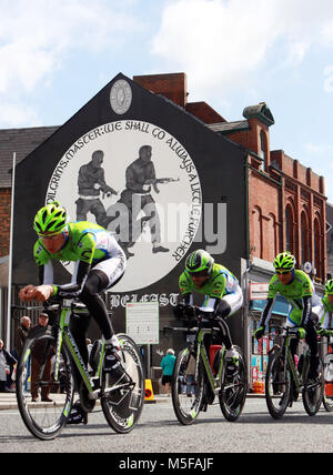 Team Cannondale (ITA) cycle passé pro-britanniques de peintures murales loyalistes à l'est au cours de la pratique de Belfast avant la session 2014 Tour d'Italie cycliste à Belfast (Irlande du Nord), 09 mai 2014. Belfast est l'hôte du Giro d'Italia (Grande Grand Départ Partenza) avec trois jours d'action vélo du 9 au 11 mai 2014. Banque D'Images