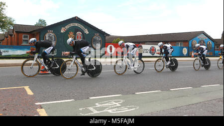 Team Giant-Shimano (NED) cycle passé pro-britanniques de peintures murales loyalistes à l'est au cours de la pratique de Belfast avant la session 2014 Tour d'Italie cycliste à Belfast (Irlande du Nord), 09 mai 2014. Belfast est l'hôte du Giro d'Italia (Grande Grand Départ Partenza) avec trois jours d'action vélo du 9 au 11 mai 2014. Banque D'Images