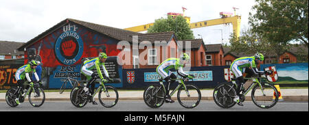 Team Cannondale (ITA) cycle passé pro-britanniques de peintures murales loyalistes à l'est au cours de la pratique de Belfast avant la session 2014 Tour d'Italie cycliste à Belfast (Irlande du Nord), 09 mai 2014. Belfast est l'hôte du Giro d'Italia (Grande Grand Départ Partenza) avec trois jours d'action vélo du 9 au 11 mai 2014. Banque D'Images