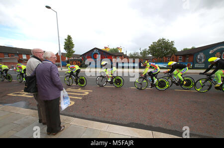 Team Neri Sottoli (ITA) cycle passé pro-britanniques de peintures murales loyalistes à l'est au cours de la pratique de Belfast avant la session 2014 Tour d'Italie cycliste à Belfast (Irlande du Nord), 09 mai 2014. Belfast est l'hôte du Giro d'Italia (Grande Grand Départ Partenza) avec trois jours d'action vélo du 9 au 11 mai 2014. Banque D'Images