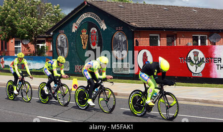 Team Neri Sottoli (ITA) cycle passé pro-britanniques de peintures murales loyalistes à l'est au cours de la pratique de Belfast avant la session 2014 Tour d'Italie cycliste à Belfast (Irlande du Nord), 09 mai 2014. Belfast est l'hôte du Giro d'Italia (Grande Grand Départ Partenza) avec trois jours d'action vélo du 9 au 11 mai 2014 Banque D'Images