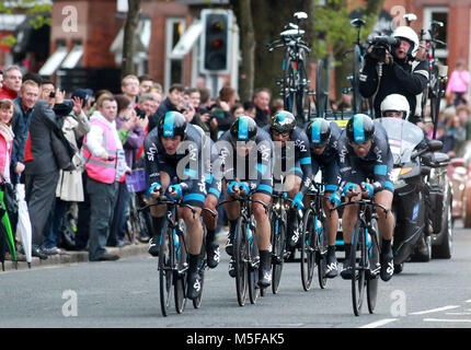 L'équipe Sky (GBR) devant l'Université Queen's de Belfast, au cours de la première étape du Tour d'Italie 2014, un 21km stade, le 9 mai 2014 à Belfast, en Irlande du Nord. Banque D'Images