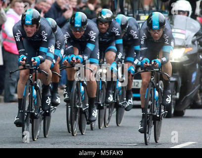 L'équipe Sky (GBR) devant l'Université Queen's de Belfast, au cours de la première étape du Tour d'Italie 2014, un 21km stade, le 9 mai 2014 à Belfast, en Irlande du Nord. Banque D'Images