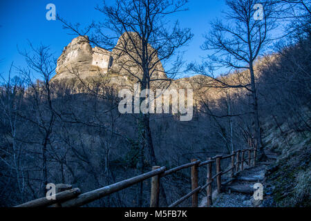 Castle Rock / Castello della Pietra, Vobbia, Gênes, Ligurie, Italie // forteresse rocks/ construction/ mountain Banque D'Images