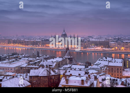 Pause de la journée dans la ville de Budapest en hiver, les toits couverts de neige, rivière, le Parlement Banque D'Images