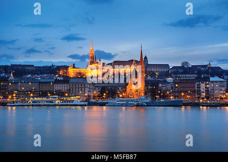 Église Saint Matthias et Dezső Szilágyi dans toute la cathédrale de nuit Danube, Budapest Banque D'Images