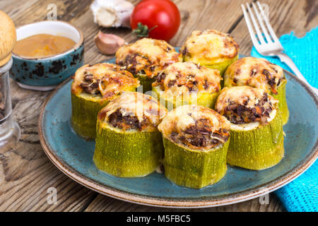 Les courgettes farcies de viande et de fromage sur la plaque bleue. Studio Photo Banque D'Images