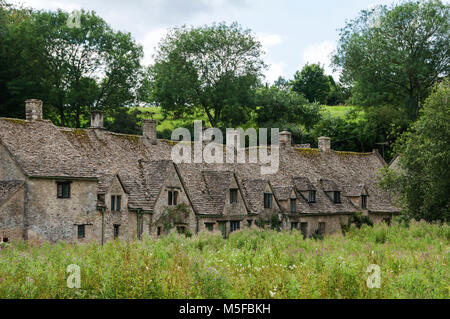 Une rangée de vieux chalets d'Arlington Row dans la ville de Bibury Gloucester. England UK Banque D'Images