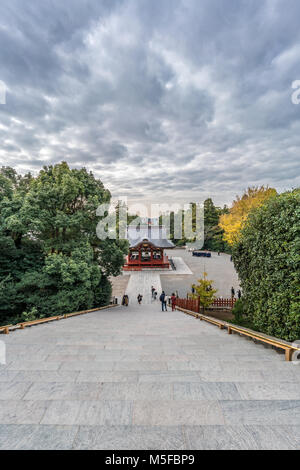 Escaliers en pierre de sanctuaire Shinto Tsurugaoka Hachimangu. Hall de jeune fille dans l'arrière-plan avec des ciel nuageux. La ville de Kamakura, préfecture de Kanagawa, Japon Banque D'Images