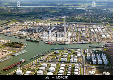 Vue aérienne des pétroliers amarrés à un terminal de stockage de pétrole et de raffinerie de pétrole dans un port. Banque D'Images