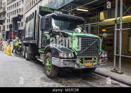 New York, 17 août 2016 : Les hommes travaillent sur la collecte des ordures dans leur camion au centre-ville de Manhattan. Banque D'Images