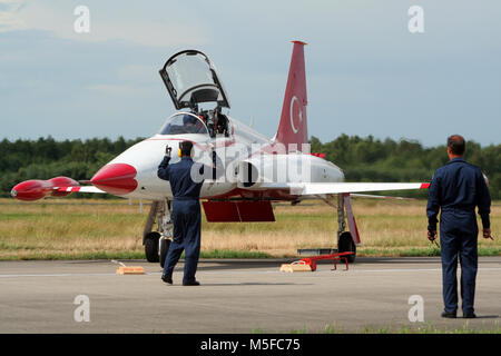 VOLKEL, Pays-Bas - 16 juin 2007 : Northrop F-5 fighter jet de l'étoile (Turk Yıldızları Turc) à l'équipe de démonstration de l'air royale des Pays-Bas Banque D'Images