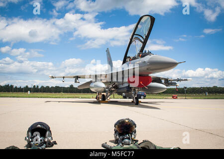 GEILENKIRCHEN, Allemagne - 17 juin 2007 : F-16 Fighting Falcon fighter jet avec les casques de pilotes à l'avant sur le tarmac. Banque D'Images