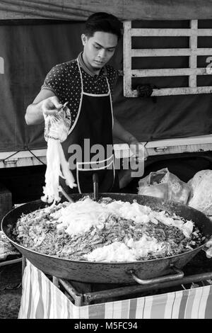 Tanah Rata, la Malaisie, le 17 décembre 2017 : Chef cuisine nouilles frites dans une grande casserole sur un marché Banque D'Images