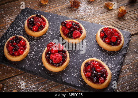 Tartelettes, fête parfaite personne dessert de fruits frais Banque D'Images