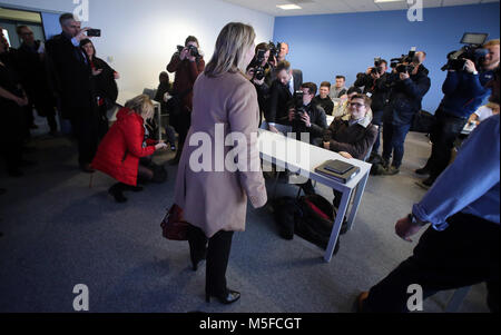 L'Irlande du Nord nouveau secrétaire d'État Karen Bradley arrive à Belfast Metropolitan College, à Belfast, le mercredi, Janvier 10th, 2018. Au cours de son premier voyage à Belfast, Mme Bradley, qui n'a jamais été à l'Irlande du Nord avant, a dit qu'elle avait parlé à tous les principaux chefs de parti et qui avait de nombreux défis à venir. Elle a auparavant occupé le rôle de secrétaire de la culture, jusqu'à ce que le premier ministre Theresa peut remanié son cabinet lundi. Mme Bradley remplacé James Brokenshire, qui a quitté son rôle en tant que secrétaire de l'Irlande du Nord pour des raisons de santé. Photo/Paul McErlane Banque D'Images