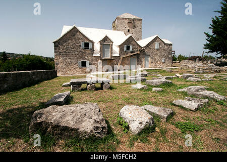 Musée de l'île de Brac et fragments de pierre ancienne dans stuck in the Middle (single) en Croatie Banque D'Images