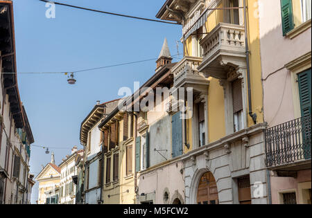 Avec de jolies rues, de belles maisons, à Vérone avec balcons et ciel bleu Banque D'Images