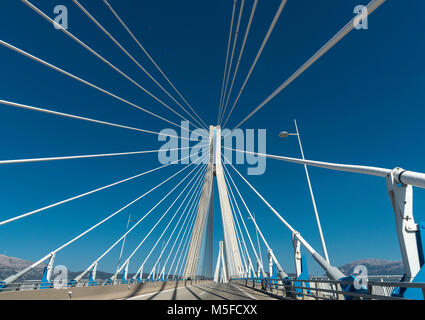 Le Rio - Antirrio bridge, près de Patras, reliant le Péloponnèse à la Grèce continentale à travers le golfe de Corinthe. Banque D'Images