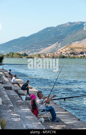 Les pêcheurs et les personnes se trouvant sur la rive du lac de Pamvotidha à Ioannina, en Épire, dans le nord de la Grèce. Banque D'Images