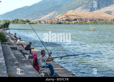 Les pêcheurs et les personnes se trouvant sur la rive du lac de Pamvotidha à Ioannina, en Épire, dans le nord de la Grèce. Banque D'Images