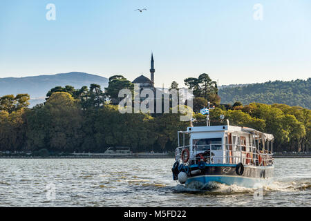 Bateau sur le lac de Pamvotidha avec l'Aslan Pacha Mosquée dans l'arrière-plan, Ioannina, l'Épire, la Grèce du Nord. Banque D'Images