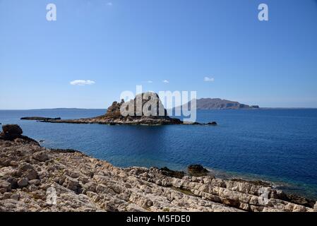 Rock dit il, Borgo Italia 77 Favignana à l'arrière, l'île de Levanzo, Îles Égades, Sicile, Italie Banque D'Images