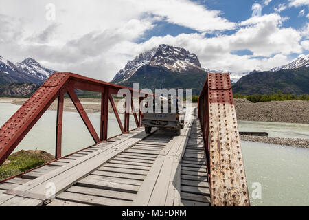 Pont sur Rio de Vueltas ; au nord d'El Chaltén Patagonie, Argentine ; Banque D'Images