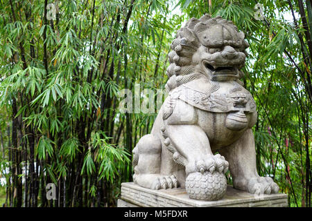 Une statue de lion en pierre dans les jardins de la baie à Singapour Banque D'Images