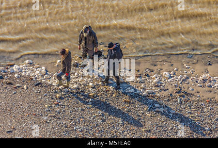 Greenwich, London, UK - 20 janvier 2017 : trois personnes pour searcrhing trésor sur la Tamise Banque D'Images