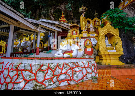 Les sanctuaires d'or et de sculptures de Bouddha à l'entrée de grotte Shwe Oo Min Paya Banque D'Images