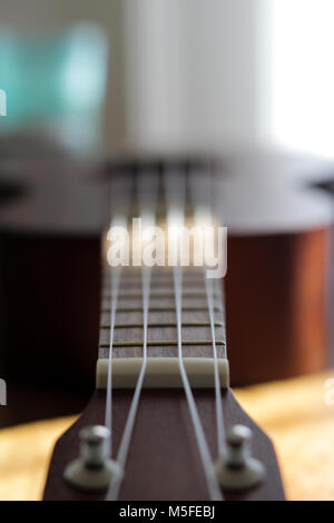 Un Ukulele portant sur une table Banque D'Images