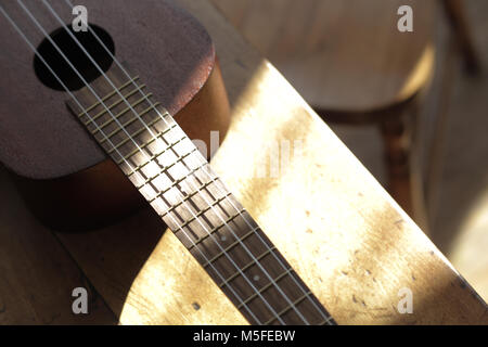 Un Ukulele portant sur une table Banque D'Images