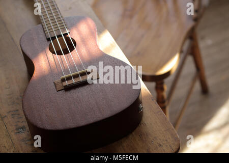 Un Ukulele portant sur une table Banque D'Images