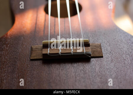 Un Ukulele portant sur une table Banque D'Images