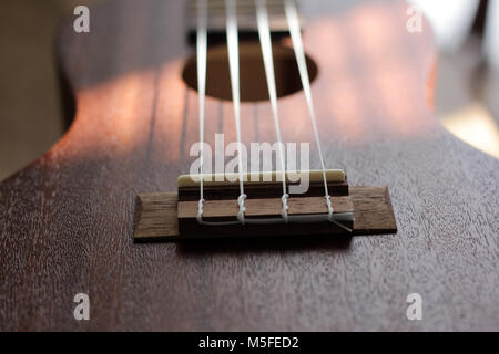 Un Ukulele portant sur une table Banque D'Images