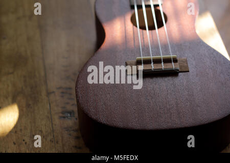 Un Ukulele portant sur une table Banque D'Images