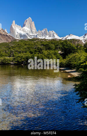 Mt. Fitz Roy 3405m ; Laguna Capri, Patagonie, Argentine Banque D'Images