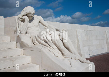 Le parent mâle de deuil, l'une des sculptures de Walter Allward sur le monument commémoratif du Canada à Vimy à la crête de Vimy. Banque D'Images