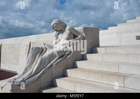 Le deuil du parent femelle, l'une des sculptures de Walter Allward sur le monument commémoratif du Canada à Vimy à la crête de Vimy. Banque D'Images