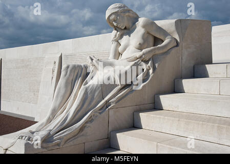 Le deuil du parent femelle, l'une des sculptures de Walter Allward sur le monument commémoratif du Canada à Vimy à la crête de Vimy. Banque D'Images