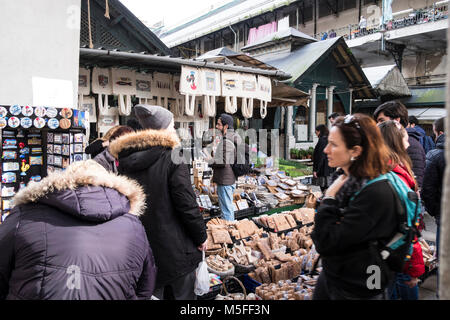 Les touristes à la découverte de la halle à Porto, Portugal Banque D'Images