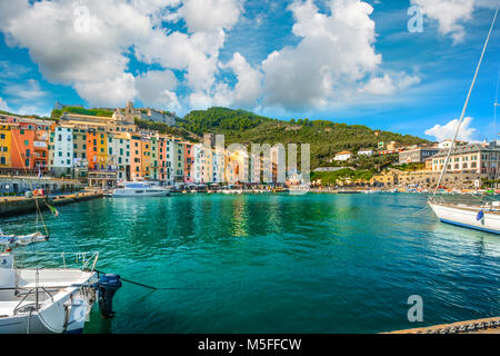 Le village coloré de Portovenere sur la Riviera italienne sur la côte ligure et une partie du Golfe des Poètes, Cinque Terre, Italie Banque D'Images