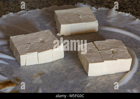 Blocs de cubes de tofu mou tissu plat blanc Banque D'Images
